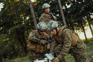 modern oorlogvoering soldaten ploeg zijn gebruik makend van dar voor scouting en toezicht gedurende leger operatie in de Woud. foto