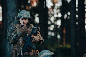 modern oorlogvoering soldaat commandant officier pratend portable radio station en geven bestellingen onderverdeling ploeg foto
