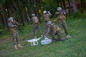 soldaten ploeg zijn gebruik makend van dar voor scouting foto