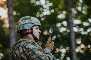 modern oorlogvoering soldaat commandant officier pratend portable radio station en geven bestellingen onderverdeling ploeg foto