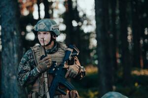 modern oorlogvoering soldaat commandant officier pratend portable radio station en geven bestellingen onderverdeling ploeg foto