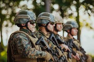 soldaat strijders staand samen met geweren. groep portret van ons leger de elite leden, privaat leger bedrijf militairen, anti terrorist ploeg foto