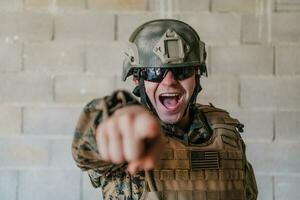 ik Kiezen jij. een soldaat met een uitgestrekt hand- naar de camera shows dat hij kiest u voor ondersteuning en vennootschap in oorlogvoering foto