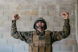 succes in de oorlog campagne. een soldaat met verheven handen viert de geslaagd verovering van vijand gebied foto