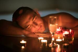 Mens ontspannende in de jacuzzi foto