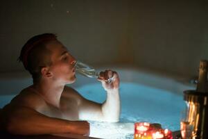 Mens ontspannende in de jacuzzi foto