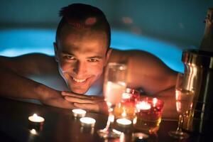 Mens ontspannende in de jacuzzi foto