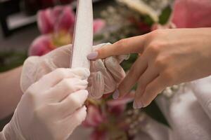 vrouw handen ontvangen een manicure foto