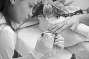 vrouw handen ontvangen een manicure foto