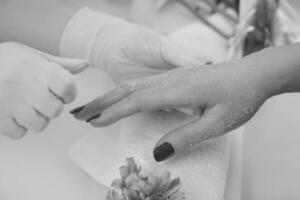 vrouw handen ontvangen een manicure foto