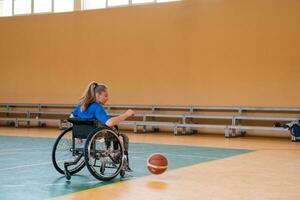 foto van de basketbal team van oorlog invaliden met professioneel sport- uitrusting voor mensen met handicaps Aan de basketbal rechtbank