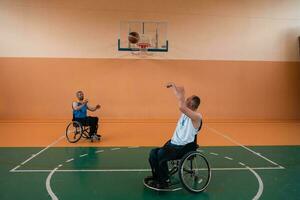 gehandicapt oorlog veteranen in actie terwijl spelen basketbal Aan een basketbal rechtbank met professioneel sport- uitrusting voor de gehandicapt foto