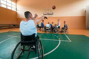 gehandicapt oorlog veteranen gemengd ras en leeftijd basketbal teams in rolstoelen spelen een opleiding bij elkaar passen in een sport- Sportschool hal. gehandicapten mensen revalidatie en inclusie concept foto