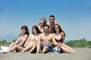 gelukkig jong mensen groep hebben pret Aan strand foto