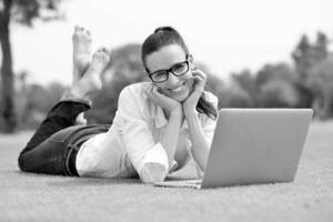 vrouw met laptop in park foto