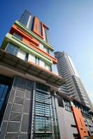 modern gebouw Bij zonnig dag en Doorzichtig blauw lucht foto