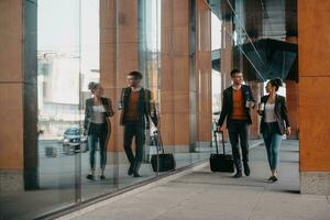 bedrijf Mens en bedrijf vrouw pratend en Holding bagage op reis Aan een bedrijf reis, draag- vers koffie in hun handen.zaken concept foto