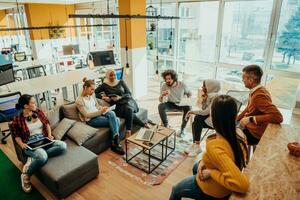 jong ontwerper geven sommige nieuw ideeën over project naar zijn partners in conferentie kamer. bedrijf mensen bespreken over- nieuw bedrijf project in kantoor. foto