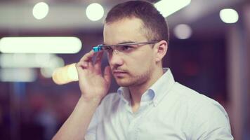 Mens gebruik makend van virtueel realiteit apparaatje computer bril foto