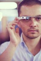 Mens gebruik makend van virtueel realiteit apparaatje computer bril foto