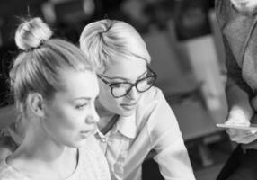 twee jong zakenvrouwen Bij werk foto