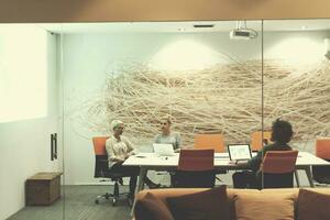 opstarten bedrijf team Bij een vergadering Bij modern nacht kantoor gebouw foto
