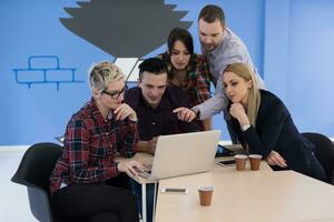 opstarten bedrijf team Aan vergadering Bij modern kantoor foto