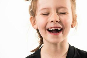 portret van een weinig meisje Aan een wit achtergrond met gezond, ontwikkelen tanden foto