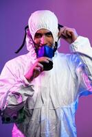 coronavirus covid-19 pandemie. dokter wetenschapper vervelend beschermend biologisch pak en masker ten gevolge naar globaal gezondheidszorg epidemie waarschuwing en Gevaar achtergrond in blauw en roze neon lichten achtergrond. foto