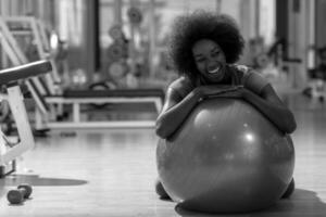 vrouw ontspannende na pilates training foto