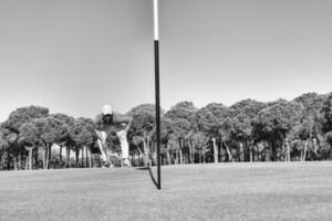 golf speler raken schot met club Aan Cursus foto