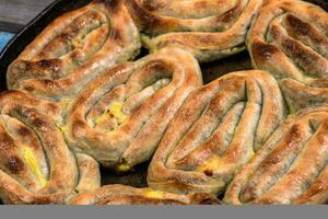 eid mubarak traditioneel Ramadan iftar diner. geassorteerd smakelijk voedsel in authentiek rustiek gerechten Aan houten blauw achtergrond. Turks Bosnisch voedsel vlees kebab, pita, sarma, klepe, zogan dolma. foto