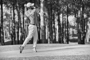 golf speler raken schot met club foto