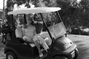 paar in buggy Aan golf Cursus foto