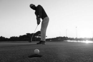 golfspeler raken schot Bij golf Cursus foto