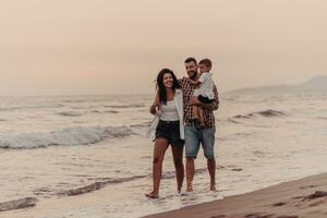 de familie geniet hun vakantie net zo ze wandelen de zanderig strand met hun zoon. selectief focus foto