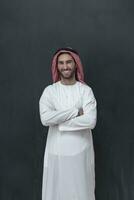 portret van jong moslim Mens vervelend traditioneel kleren foto
