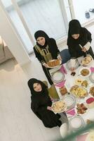 jong moslim Dames voorbereidingen treffen voedsel voor iftar gedurende Ramadan foto