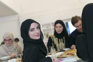 moslim familie maken iftar dua naar breken vastend gedurende Ramadan. foto