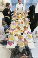 top visie van moslim familie hebben iftar gedurende Ramadan heilig maand foto