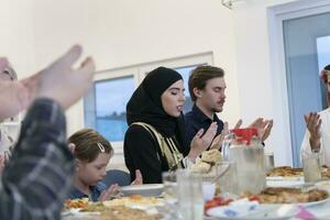 moslim familie maken iftar dua naar breken vastend gedurende Ramadan. foto