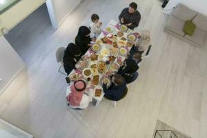 top visie van moslim familie hebben iftar gedurende Ramadan heilig maand foto