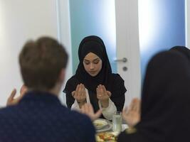 moslim familie maken iftar dua naar breken vastend gedurende Ramadan. foto