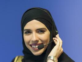 portret van jong moslim vrouw met hoofdtelefoons foto