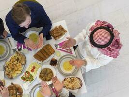 top visie van moslim familie hebben iftar gedurende Ramadan heilig maand foto