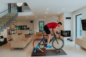 een Mens rijden een triatlon fiets Aan een machine simulatie in een modern leven kamer. opleiding gedurende pandemisch conditie. foto