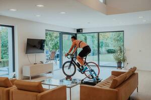 een Mens rijden een triatlon fiets Aan een machine simulatie in een modern leven kamer. opleiding gedurende pandemisch conditie. foto