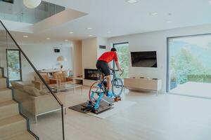 een Mens rijden een triatlon fiets Aan een machine simulatie in een modern leven kamer. opleiding gedurende pandemisch conditie. foto