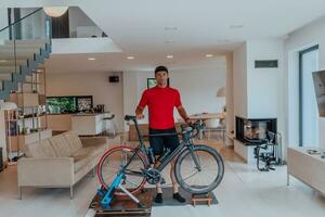 foto van een vastbesloten triatleet staand in een modern groot leven kamer, achter hem is zijn opleiding fiets