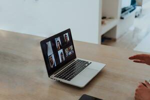 foto van een laptop met modern hoofdtelefoons Aan een houten tafel in een huis met een modern interieur